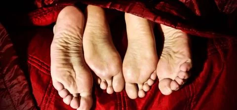 foto van 4 voeten in bed