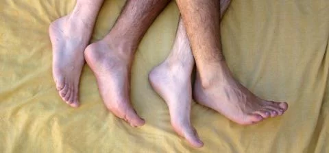 foto van 4 voeten in bed