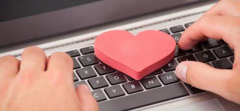 foto van een hartje op een toetsenbord