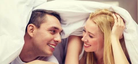 foto van een stel in bed