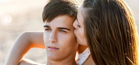 foto van een stel op het strand