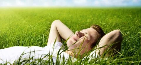 foto van een jongen liggend in het gras