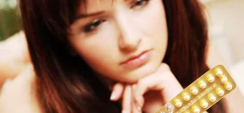 foto met meisje dat kijkt naar pillenstrip