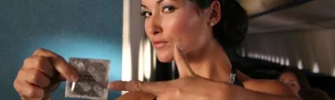 stewardess toont condoom
