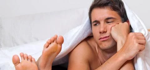 foto van een jongen onder een deken