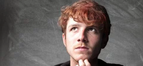 foto van een peinzende jongen