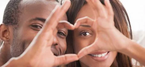 foto: stel maakt hartje met hun handen