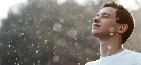 foto van een jongen in de regen