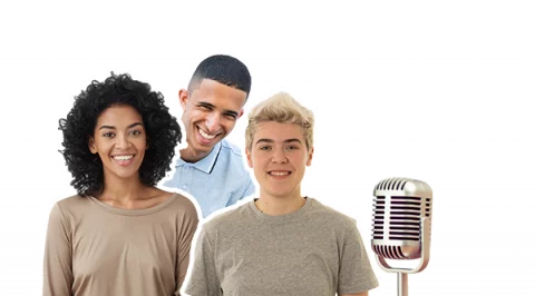 3 personen voor een microfoon