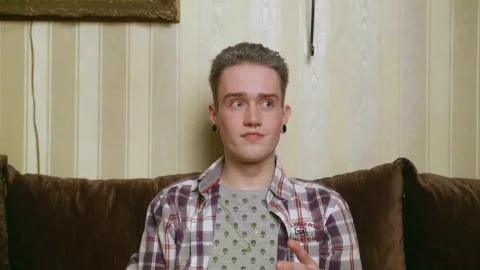 3 meiden op een bank